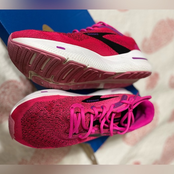 Brooks Ghost Max Size 11 (women) Pink and Black with White sole… Like New - Picture 7 of 10